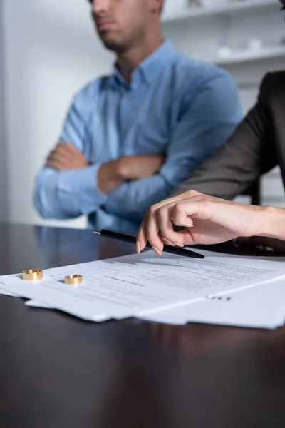 Partial view of couple at table with divorce documents — Stock Photo