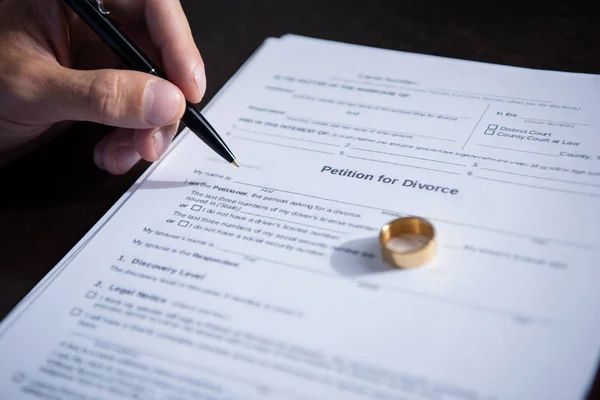 Recortado vista de hombre con anillo de firma de documentos de divorcio - foto de stock