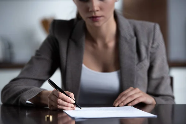 Vista parcial de la mujer en los documentos de firma de desgaste formal - foto de stock