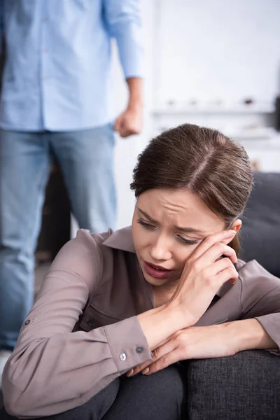 Visão parcial do homem e chateado chorando mulher em casa — Fotografia de Stock