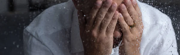 Панорамный снимок плачущего расстроенного человека с кольцом на пальце — стоковое фото