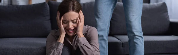 Panoramic shot of man and scared crying wife at home — Stock Photo