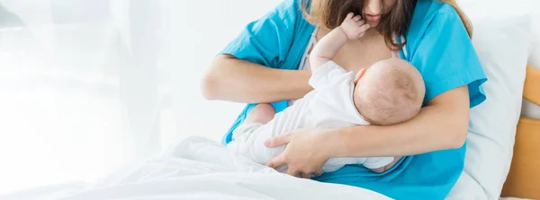 Tiro panorâmico da mãe amamentando seu bebê no hospital — Fotografia de Stock
