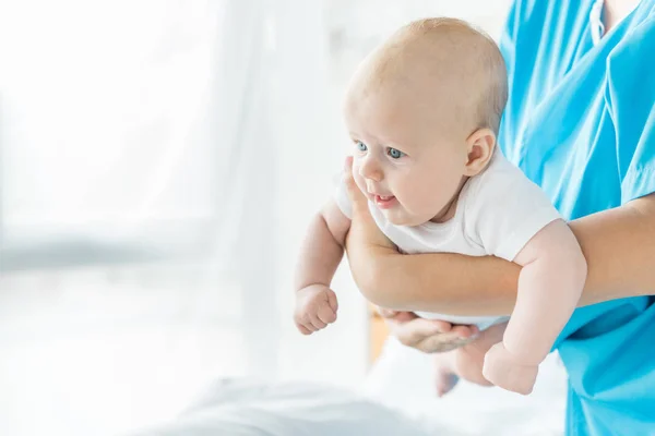 Vue recadrée de la jeune mère tenant son enfant à l'hôpital — Photo de stock