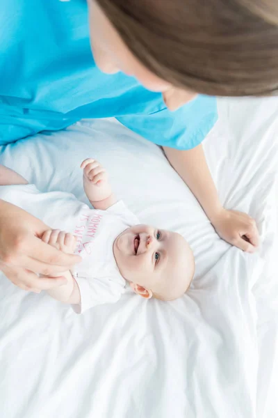 Visão de alto ângulo do bebê bonito olhando para a mãe no hospital — Fotografia de Stock