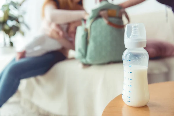 Focalizzazione selettiva della bottiglia con latte sul tavolo di legno — Foto stock