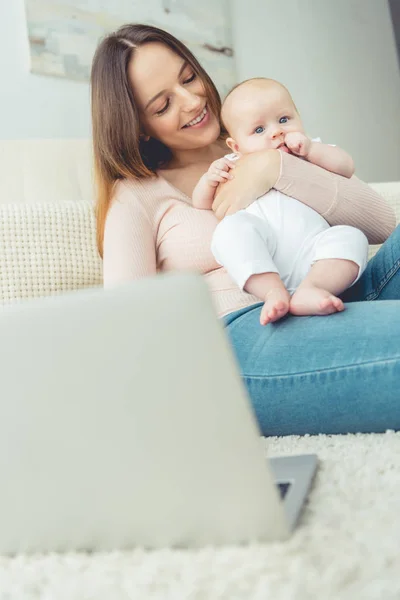 Messa a fuoco selettiva della madre che tiene il suo bambino in appartamento — Foto stock