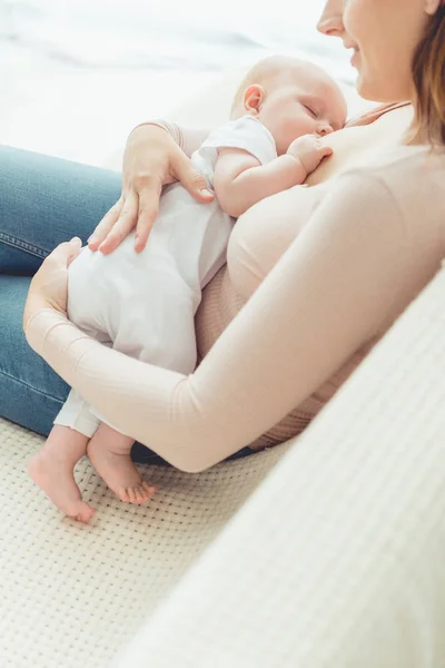 Visão cortada da mãe amamentando seu filho no apartamento — Fotografia de Stock