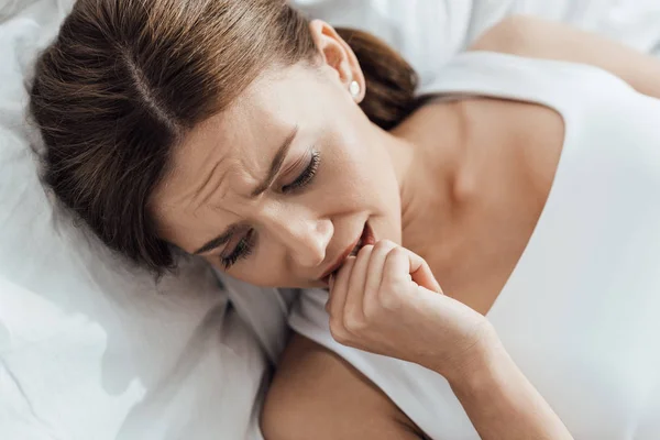 Stressé jeune femme couchée sur le lit à la maison — Photo de stock