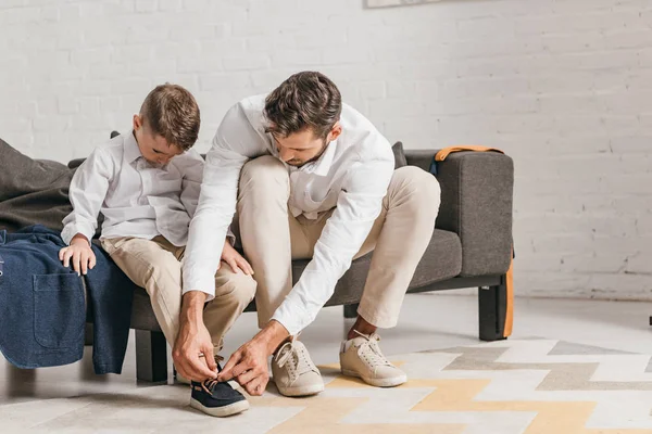 Padre insegnare figlio a legare lacci delle scarpe a casa — Foto stock