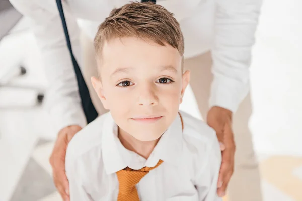Vista parziale di padre e figlio in camicie bianche con cravatte — Foto stock