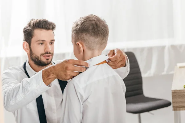 Padre aiutare il figlio a vestirsi a casa — Foto stock