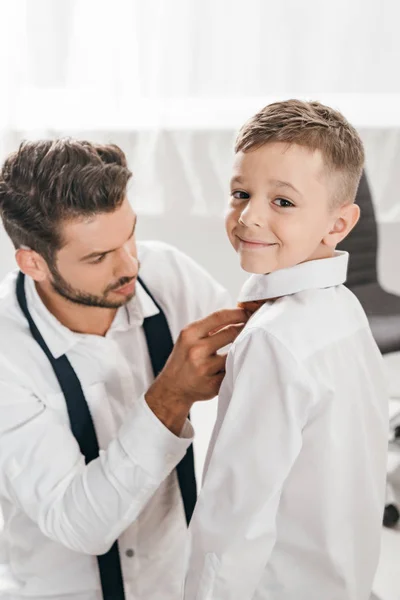 Vater hilft Sohn, sich zu Hause anzuziehen — Stockfoto