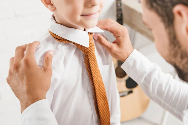 Vista parziale del padre che aiuta il figlio a vestirsi a casa — Foto stock