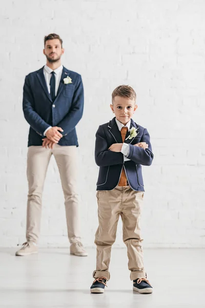 Vue pleine longueur du père et du fils en vestes avec boutonnières — Photo de stock