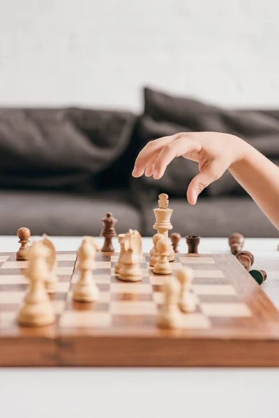 Teilansicht eines Jungen, der zu Hause Schach spielt — Stockfoto