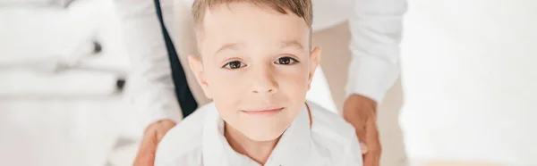 Plano panorámico de sonriente hijo y papá en ropa formal - foto de stock