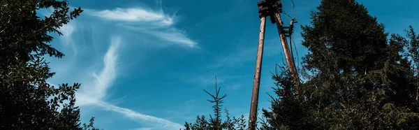 Панорамний знімок блакитного неба з хмарами в парку — стокове фото