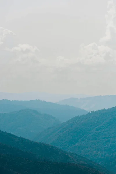 Тиха гірська долина на тлі неба білі хмари — стокове фото