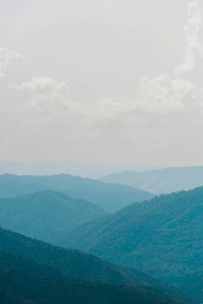 Tranquilo vale de montanha contra céu branco nuvens brancas — Fotografia de Stock