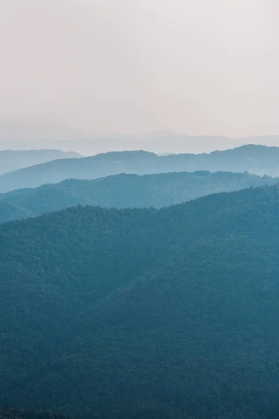 Sagoma scenica e blu delle montagne all'esterno — Foto stock