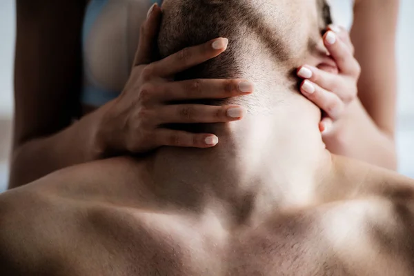 Corte vista de mulher abraçando homem no apartamento — Fotografia de Stock