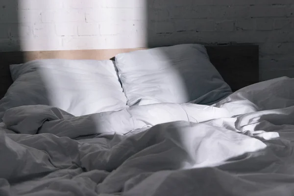 Chambre à coucher avec lit, oreillers blancs et couverture en journée — Photo de stock