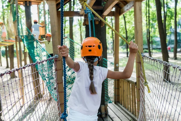 Visão traseira da criança no capacete no parque de aventura — Fotografia de Stock