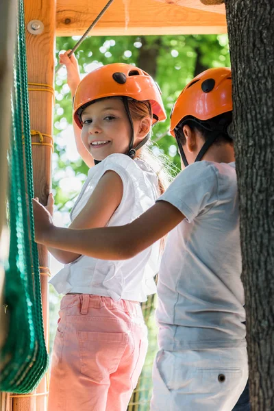 Enfant heureux regardant caméra proche ami dans le parc d'aventure — Photo de stock