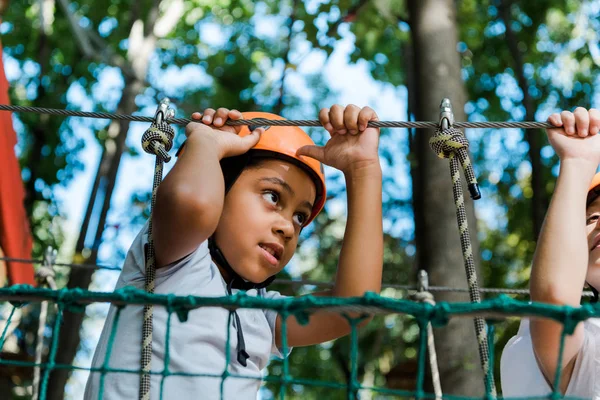 Vista ritagliata del bambino vicino carino bambino africano americano in casco — Foto stock