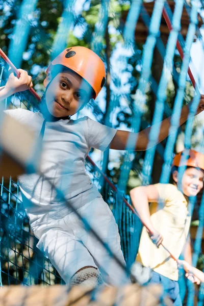 Selektiver Fokus glücklicher multikultureller Jungen in Helmen — Stockfoto