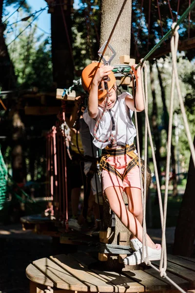 Bambino positivo con attrezzature di altezza su pista di corda alta — Foto stock