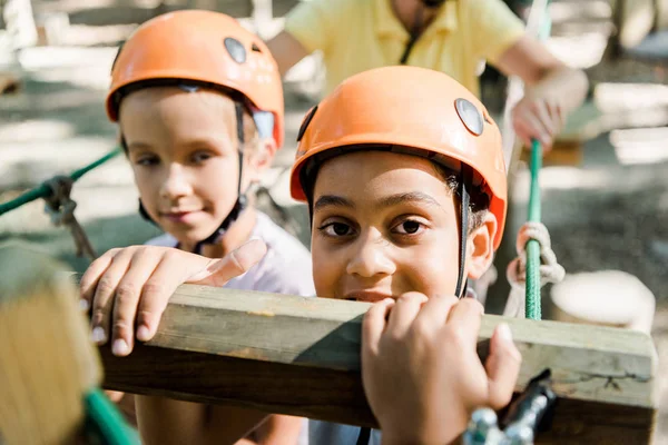 Избирательный фокус жизнерадостных мультикультурных детей, смотрящих в камеру — стоковое фото