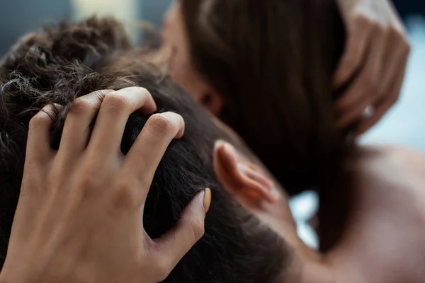 Recortado vista de apasionada mujer tocando el pelo de novio - foto de stock