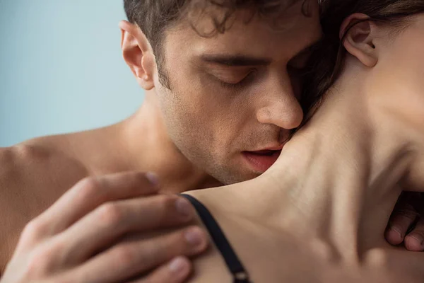 Messa a fuoco selettiva di seducente uomo baciare il collo della donna — Foto stock