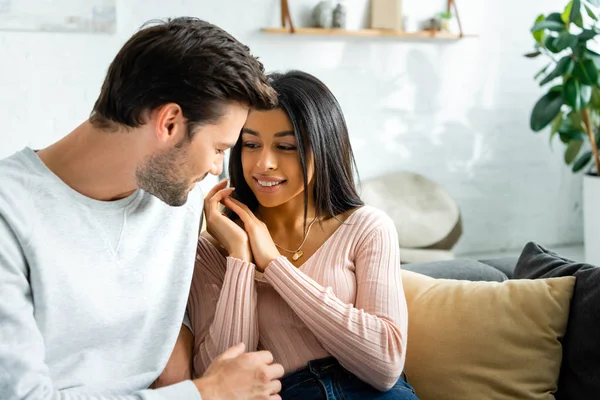 Lächelnde Afroamerikanerin schaut ihren Freund in der Wohnung an — Stockfoto