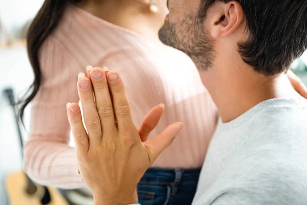 Vista recortada de la mujer afroamericana y el hombre tomados de la mano - foto de stock