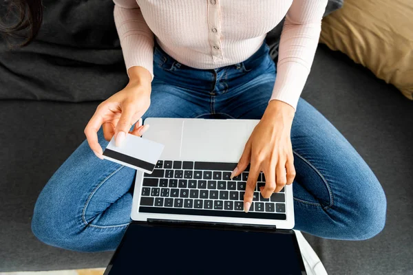 Vista recortada de la mujer afroamericana con tarjeta de crédito y el uso de la computadora portátil - foto de stock