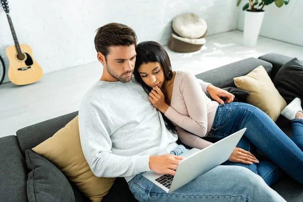 Mulher americana africana e homem bonito olhando para laptop — Fotografia de Stock