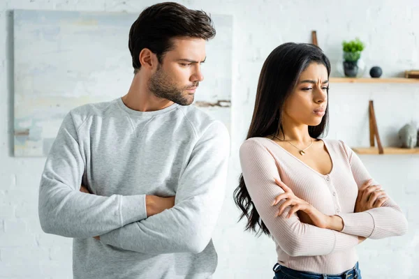 Bouleversé femme afro-américaine et bel homme avec les bras croisés — Photo de stock