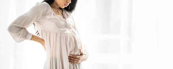Plano panorámico de embarazada africana americana mujer abrazando vientre - foto de stock