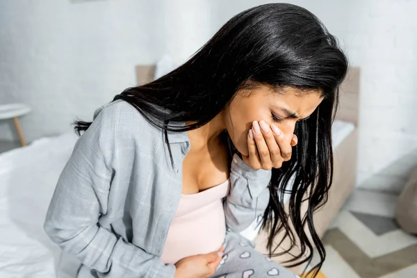 Embarazada afroamericana mujer teniendo toxicosis vómito en apartamento - foto de stock