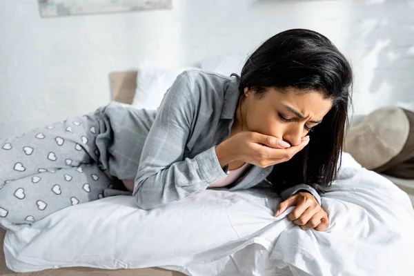 Embarazada afroamericana mujer teniendo toxicosis vómito en apartamento - foto de stock