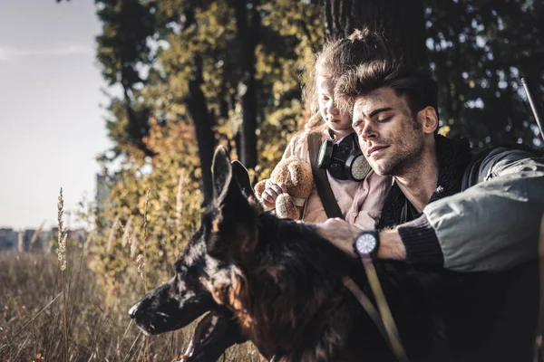 Foyer sélectif de l'homme touchant chien berger allemand près de l'enfant, concept post-apocalyptique — Photo de stock