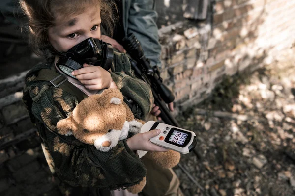 Селективный фокус ребенка в противогазе с радиометром, постапокалиптическая концепция — стоковое фото