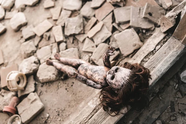 Вибірковий фокус брудної і страшної дитячої ляльки на землі, пост-апокаліптична концепція — стокове фото