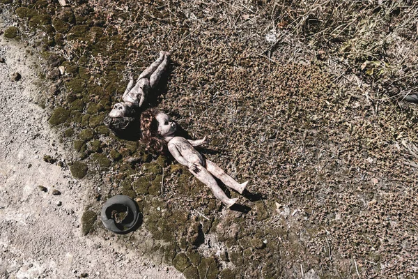 Vue de dessus des poupées effrayantes et brûlées sur le sol, concept post-apocalyptique — Photo de stock
