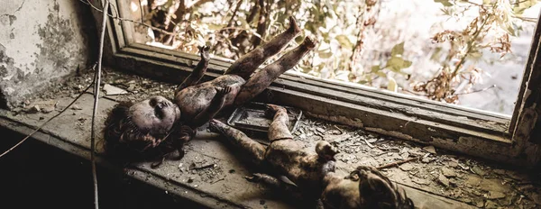 Panoramaaufnahme beängstigender und verbrannter Babypuppen in der Nähe des Fensters, postapokalyptisches Konzept — Stockfoto