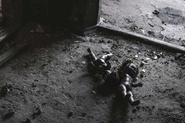 Abandoned and scary baby dolls on ground, post apocalyptic concept — Stock Photo