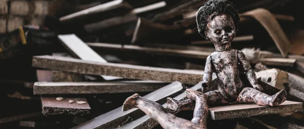 Tiro panorâmico de boneca abandonada e assustadora perto de brinquedos danificados e placas de madeira, conceito pós-apocalíptico — Fotografia de Stock